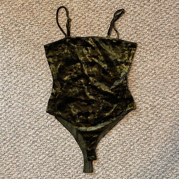 Forever 21 Tops - 🎉Forever 21 Velvet Camo Bodysuit